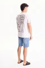 Remera blanca de manga corta y corte regular fit, con estampa en la espalda de estilo gráfico en blanco y negro con motivos de surf.