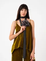 Top de terciopelo color verde oliva con breteles finos regulables y escote en V. La parte trasera es más larga que la delantera.