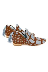 Botín artesanal de piel de potro con estampado animal print tipo jirafa en tonos marrón y azul. Presenta diseño de dos piezas con bordes troquelados, aberturas laterales y detalle de borlón trasero en ante azul. Incluye cuña interna y suela de cuero.