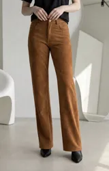 Pantalon de gamuza color marron, de corte recto y tiro medio, con cierre frontal y bolsillos laterales.