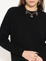 Sweater azul marino de lana merino con fit holgado, largo a la cadera y mangas largas.