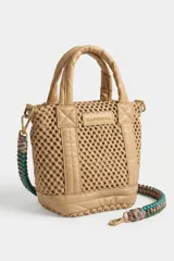 Cartera Rapsodia tipo tote mini en color tostado, confeccionada con cuerpo de tejido estilo red y detalles en material sintético liso. Cuenta con asas de mano acolchadas y una correa desmontable trenzada en tonos verde, rosa y marrón con herrajes metálicos. Incluye una placa frontal con el nombre de la marca grabado.