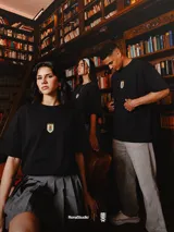 Remera negra de corte oversize con cuello redondo y mangas cortas. Presenta un logo 3D de la AUF en el centro del pecho y un estampado de alta calidad en la espalda.