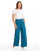 Pantalón palazzo de tiro alto en color verde militar, con diseño de doble abotonadura frontal, pinzas en la cintura y pierna ancha. Cuenta con cintura elástica en la parte posterior para mayor ajuste y bolsillos laterales funcionales.