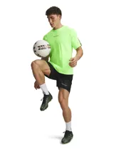 Short deportivo Under Armour de la línea Challenger, diseñado para fútbol. Es de color negro, con tejido elástico y ligero, perforaciones para ventilación, cintura con cordón interno y detalles gráficos de silicona en el lateral. Incluye bolsillo con cremallera invisible.