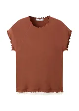 Camiseta ajustada color marrón con mangas cortas y terminaciones con volados delicados en cuello, mangas y dobladillo.