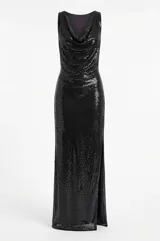 Vestido largo de fiesta color negro, confeccionado en tela con acabado brillante. Presenta un escote tipo drapeado en el frente, sin mangas y una abertura lateral en la falda.
