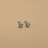 Aros tipo caravana con diseño de nudo entrelazado, fabricados en plata 925 con cierre de tuerca.