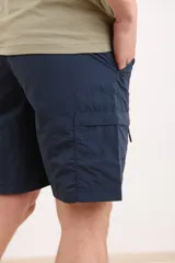 Bermuda color beige con bolsillos laterales tipo cargo, corte recto y cintura elástica.