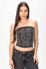 Top strapless de denim negro con efecto acid wash y diseño de stencils de pedrería brillante en el frente.