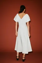 Vestido midi de color blanco, con escote en V y mangas cortas abullonadas.