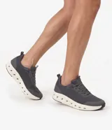 Championes de hombre Renner confeccionados en material sintético con construcción knit texturizada en color gris, con cordones al tono y suela robusta beige con recortes laterales.