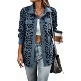 Sobre camisa de pana con estampado animal print, cuello camisero, mangas largas y cierre frontal con botones.