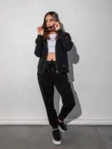 Canguro azul marino con capucha, cierre frontal y bolsillos tipo canguro.