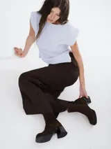 Botas de caña media con acabado charolado brillante, punta cuadrada y taco bloque. Cuentan con cierre lateral interno para facilitar su colocación.