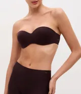 Soutien strapless color lila, con copas moldeadas y tirantes desmontables ajustables.