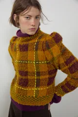 Jersey de punto con cuello perkins y manga larga, diseño a cuadros en tonos mostaza y marrón con detalles de costuras en color amarillo neón.