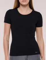 Remera básica de modal elastizado color blanco, con textura acanalada fina, escote redondo y mangas cortas. Presenta un pequeño logo metálico aplicado cerca del ruedo frontal.