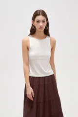 Musculosa de corte al cuerpo con cuello redondo y diseño sin mangas, confeccionada en tejido liso.