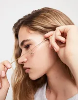 Charm de aleación de metales bañados en oro 18k con forma de libélula.
