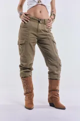 Pantalón cargo tipo babucha de denim en color verde militar, con bolsillos laterales con solapa y puños elásticos en los tobillos.