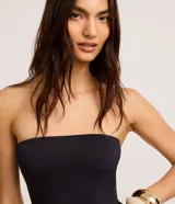 Top strapless (sin breteles) de color celeste claro, ajustado al cuerpo.