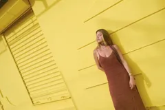 Bufanda larga y delgada de tejido fino, color negro, con flecos en los extremos.