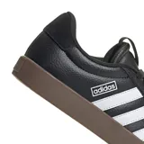 Championes Adidas modelo VL Court 3.0, de diseño urbano con parte superior en color negro y las icónicas tres tiras laterales en blanco. Presenta una suela vulcanizada de caucho en tono marrón oscuro y cierre mediante cordones.