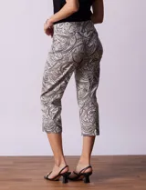 Pantalón capri de gabardina elastizada estampada, marca Zac & Rachel, con pretina ancha elastizada.