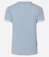 Blusa de pijama de mujer color celeste, confeccionada en tejido peach touch de poliéster con elastano, con estampado de moños sutiles. Presenta cuello redondo, mangas cortas con detalles de encaje blanco y un pequeño moño decorativo en el escote.