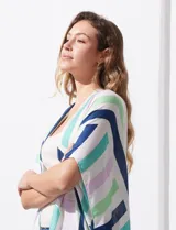 Kimono tejido con estampado a rayas verticales en tonos azul, verde y lila, con mangas amplias estilo japonés y terminación con borlas en el ruedo.