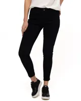 Pantalón de jean tipo skinny, color negro, con cierre frontal y bolsillos laterales.