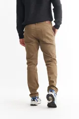 Pantalón de vestir color beige, de corte recto.