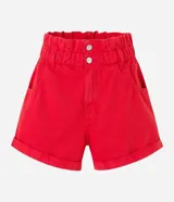 Short rojo de sarga con tiro alto, corte holgado, cintura fruncida, trabillas, bolsillos delanteros y traseros y doble abotonadura.