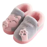 Pantuflas cerradas de color azul con diseño de gatito, confeccionadas en piel sintética suave con interior de peluche gris. Presentan un bordado con la frase 'Welcome Home' y apliques de patitas de gato. Cuentan con suela de goma antideslizante.