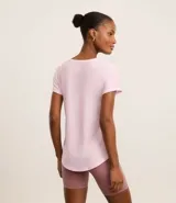 Remera deportiva de microfibra color beige, con cuello redondo y mangas cortas.