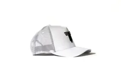 Gorra tipo trucker color blanco con malla trasera y logo de la marca bordado en color negro en el frente.