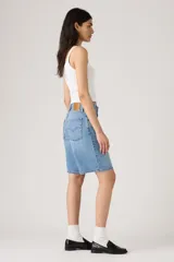Short de jean celeste de corte amplio, estilo bermuda, con tiro alto y ruedo desflecado.