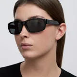 Lentes de sol con diseño rectangular y envolvente, de estilo deportivo. Montura y lentes en color negro, con protección UV400 categoría 3 y lentes polarizadas.