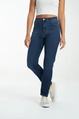 Jean de tiro alto color azul oscuro, de corte ajustado.