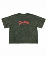Remera de corte oversize boxy y estilo semi crop, color verde oliva con efecto lavado. Presenta estampa frontal con el logo de la marca en color rojo.