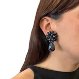 Aros colgantes con forma de flor de cristales negros y gota facetada colgante.