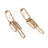 Aros colgantes dorados con forma de eslabones irregulares.