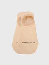 Medias invisibles de corte bajo, color beige, confeccionadas en tejido de algodón suave con elástico en el borde superior para un ajuste seguro.
