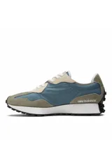Championes urbanos New Balance modelo 327, con diseño retro inspirado en los años 70. Presenta una combinación de paneles de gamuza en tono verde oliva y nylon azul, con el logo 'N' sobredimensionado en color blanco en el lateral. Incluye entresuela de espuma blanca y suela de goma con relieve extendido hacia el talón.