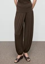 Pantalón de estilo globo color marrón, de tiro medio con panel elástico en la cintura y tejido elástico.