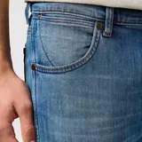 Pantalón de jean Wrangler modelo Greensboro de corte recto, color azul claro, con tiro bajo y leve elasticidad. Confeccionado en algodón y poliéster.