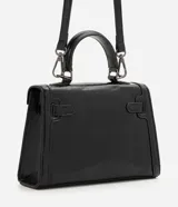 Cartera bandolera Satinato pequeña, de estructura rígida y diseño rectangular, confeccionada en PU negro con acabado levemente brillante. Cuenta con cierre frontal metálico con traba, asa de mano superior y correa larga removible y ajustable.
