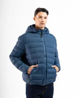 Campera de abrigo color negro, confeccionada en nylon capitoneado, con capucha y cierre frontal.