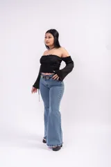 Remera blanca con cuerpo de nido de abeja elástico, diseño off-shoulder y mangas largas fluidas y acampanadas.